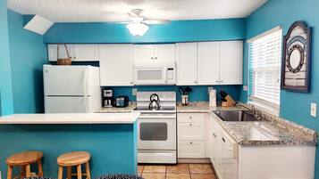 Geladeira, micro-ondas, fogão, cooktop