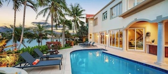 Delray Beach Intracoastal Elegance Waterfront pool