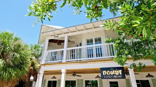 3 bedroom on Pine in Anna Maria Island, private pool and PET friendly!