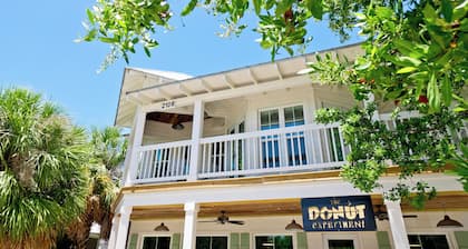 3 bedroom on Pine in Anna Maria Island, private pool and PET friendly!