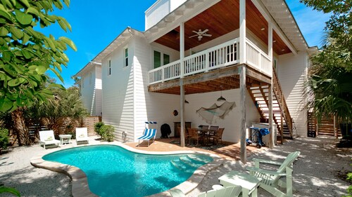 3 bedroom on Pine in Anna Maria Island, private pool and PET friendly!