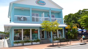 A two-story building with a blue exterior and white railings. - Renovated Siesta Key Vacation Rental W/ Heated Pool Walking Distance to Beach (Siesta Key)