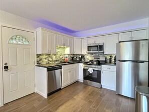 冷蔵庫、電子レンジ、オーブン、コンロ