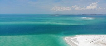 Bradenton Lakefront Vacation Rental Home with Heated Pool and Water Views