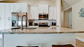 Jääkaappi, mikroaaltouuni, uuni, liesi