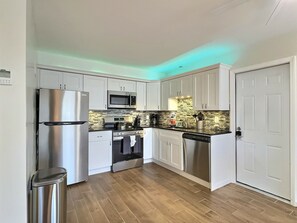 Fridge, microwave, oven, stovetop - Walk to the Beach and More from this Fully Renovated Unit W/ Heated Pool (Siesta Key)
