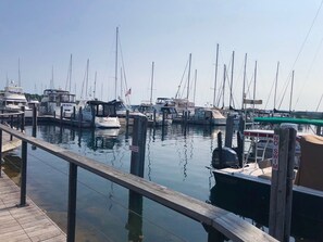 A marina with multiple boats docked at wooden piers. - Beautiful, spacious home in the village. Walk to everything. Air conditioning (Northport)