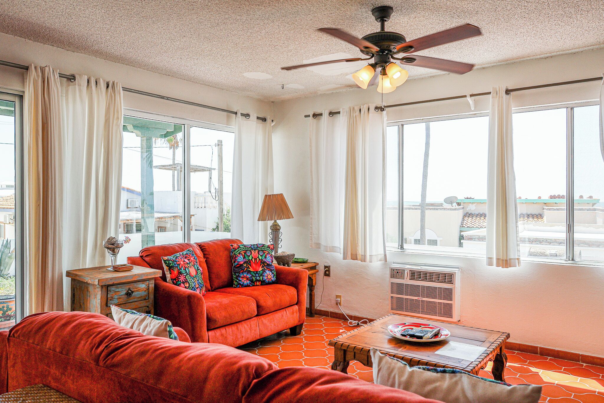 TV, DVD-spiller og stereoanlegg