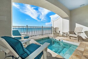 Alberca al aire libre y alberca climatizada