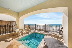 Utendørsbasseng og et oppvarmet basseng