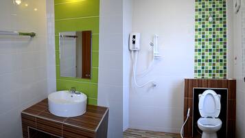 Deluxe Room | Bathroom | Shower, free toiletries, towels