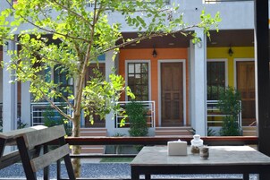 Breakfast, lunch, dinner served; Thai cuisine 