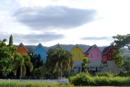 Exterior. Toffee House Resort