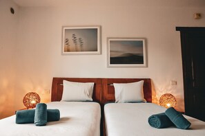 4 bedrooms, iron/ironing board, travel cot, WiFi -  StayonBoard: Rustic villa with heated pool, view, patio, wifi, tv, ... (Lajares)