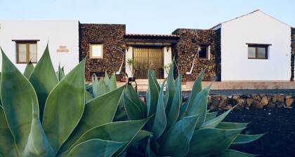 StayonBoard: Rustic villa with heated pool, view, patio, wifi, tv, ...