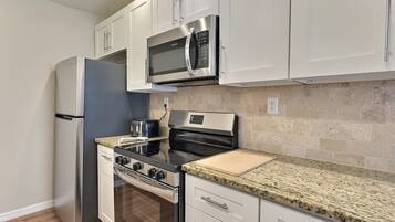 Een koelkast, een magnetron, een oven, een kookplaat