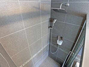 Douche, sèche-cheveux, serviettes fournies