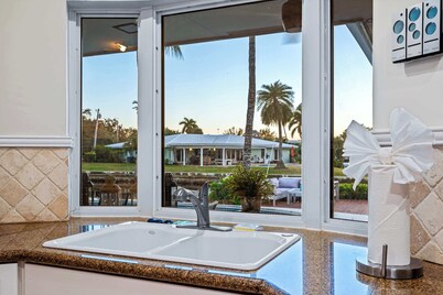 5 Bedroom Private Waterfront Villa with Pool and Dock