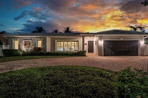 Exterior - 5 Bedroom Private Waterfront Villa with Pool and Dock (Fort Lauderdale)