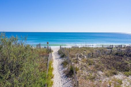 Beach. Relaxing townhouse with beautiful ocean views and just steps to the beach!