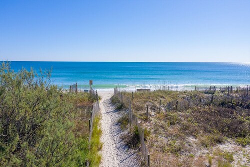 Relaxing townhouse with beautiful ocean views and just steps to the beach!