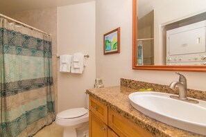 Shower, hair dryer, towels - Pali Ke Kua #118: Ocean views from every room and gorgeous Bali Hai sunset! (Princeville)