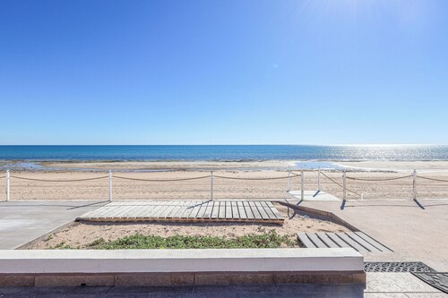 Kasa Kris: Enjoy the beach and ocean view from this cozy beachfront home