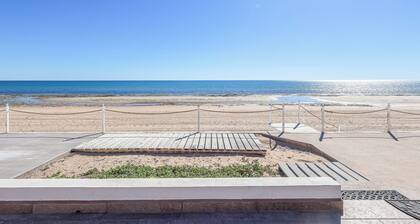 Kasa Kris: Enjoy the beach and ocean view from this cozy beachfront home