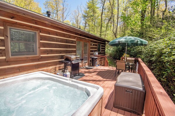 Outdoor spa tub - Nature Hideout with Great Location | Bear's Den Log Cabin | Hot Tub & Two Decks (Fleetwood)