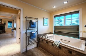 Combined shower/bathtub, hair dryer, heated floors, towels