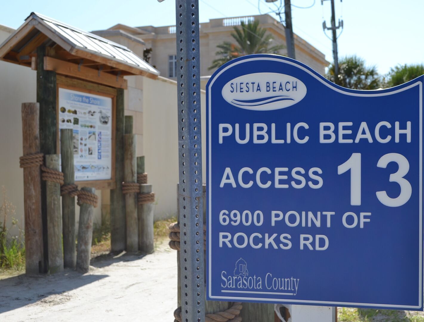 Señal que indica acceso público a la playa en 6900 Point of Rocks Rd, Condado de Sarasota.
