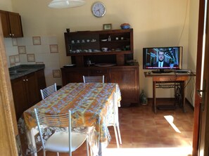 Dining - Sunny apartment in a residential area, not far from the historic center (Pisa)