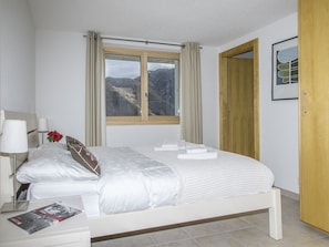 5 bedrooms, iron/ironing board, WiFi, bed sheets