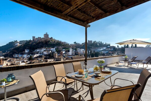 Outdoor dining - Gorgeous Penthouse with Panoramic Alhambra Views. Atico Pl. Nueva (Granada)