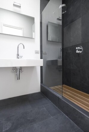 Dusche, Haartrockner, Bidet, Handtücher