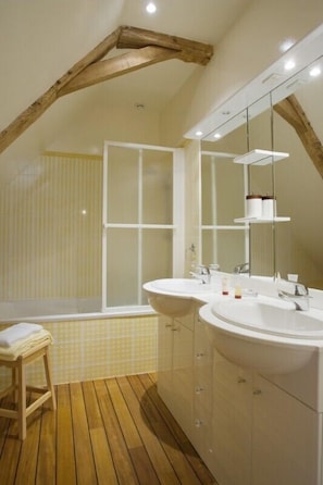 Ensemble douche/baignoire, sĂšche-cheveux