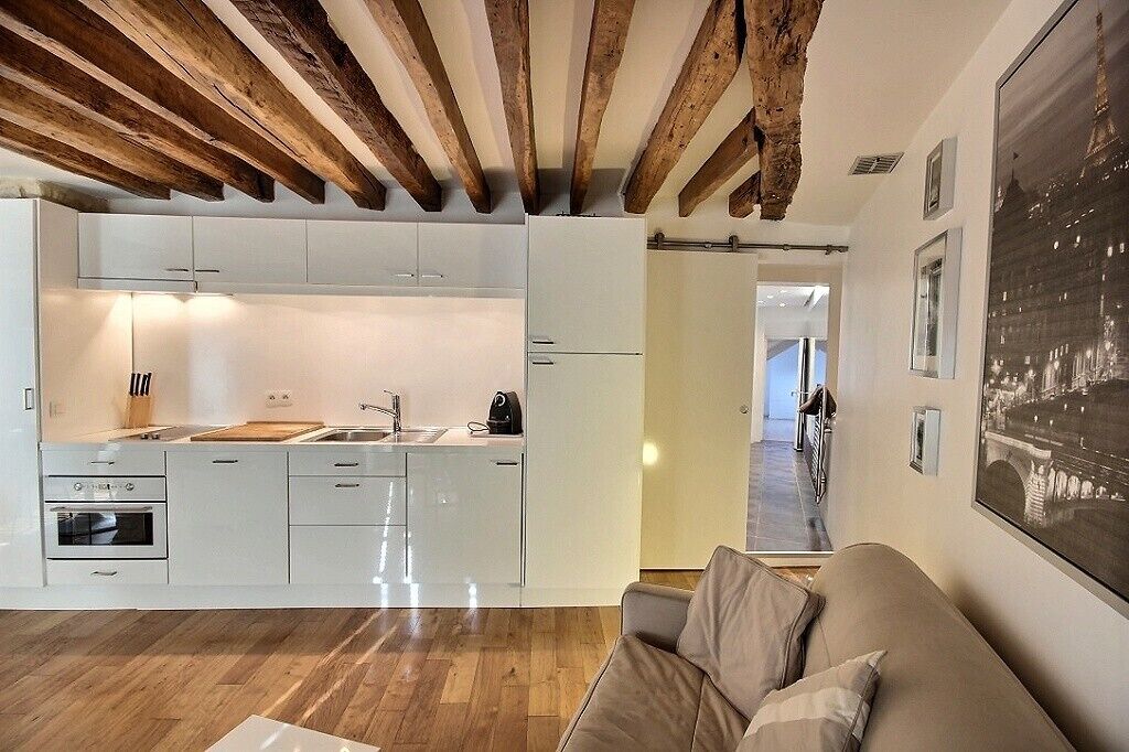 La cuisine et perspective vers le fond de l'appartement