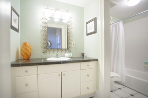 Combined shower/tub, hair dryer, towels