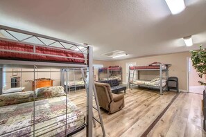 5 bedrooms, iron/ironing board, free WiFi, bed sheets