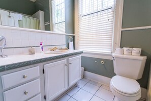 Combined shower/bathtub, hair dryer, towels - Dog Friendly Former Corner Door General Store on Liberty by Lucky Savannah (Savannah)
