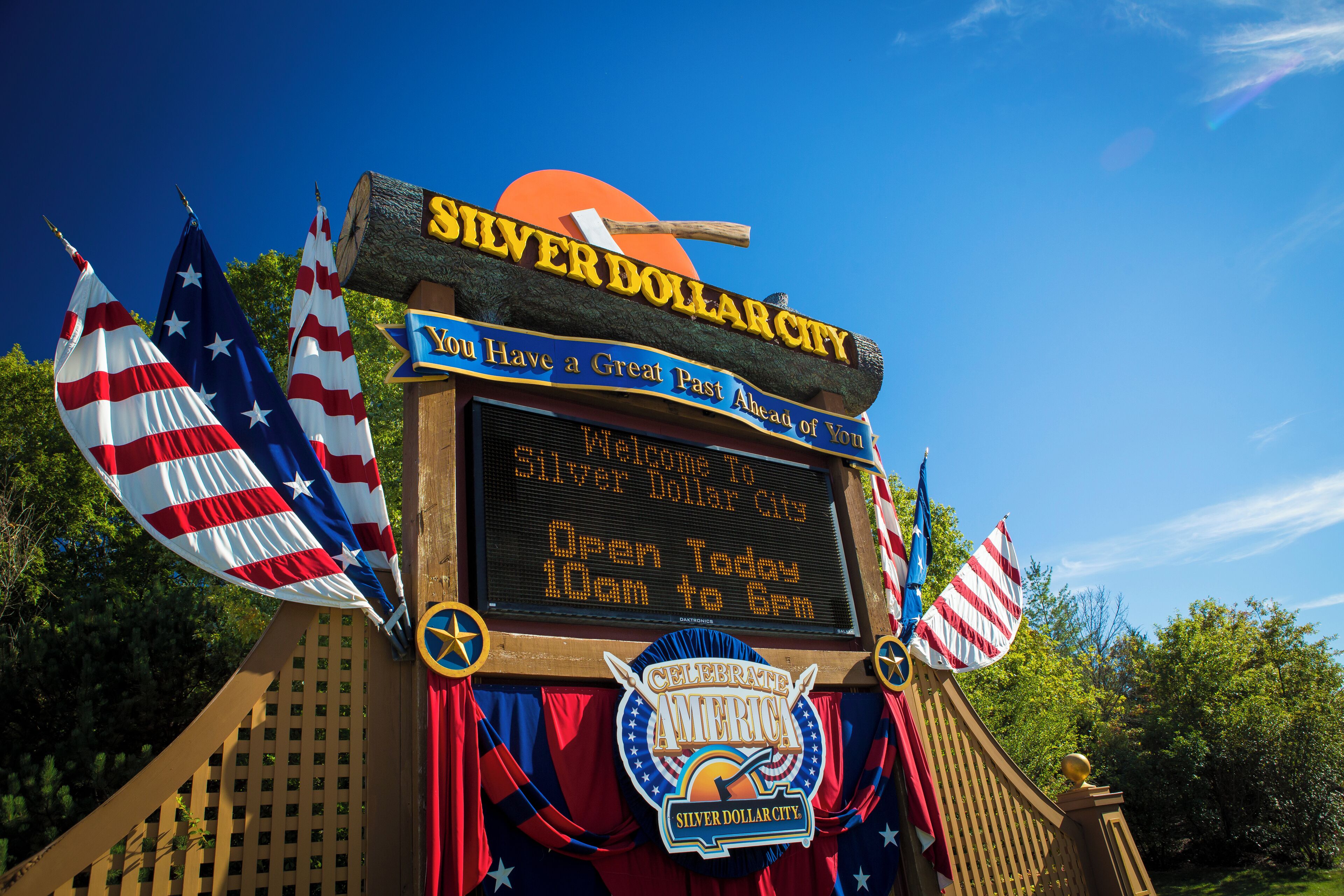 Opastekyltti, jossa lukee ”Silver Dollar City”, ja jossa on tietoa aiemmasta tapahtumasta.