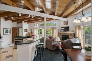 Smart TV, chimenea, reproductor de DVD y libros