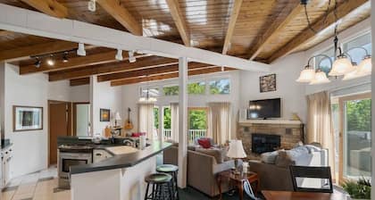 Encantador condominio en el carril bici, minutos a Petoskey y Harbor Springs!