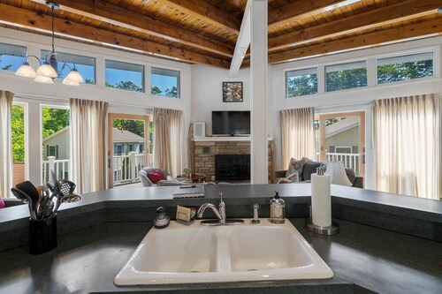 Charming Condo polkupyörän tiellä, minuuttien päässä Petoskey ja Harbor Springs!