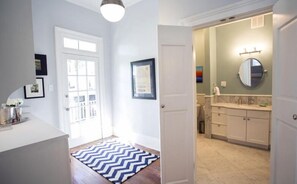Shower, hair dryer, towels - Dog Friendly Garden Home on Historic Huntingdon Street by Lucky Savannah (Savannah)