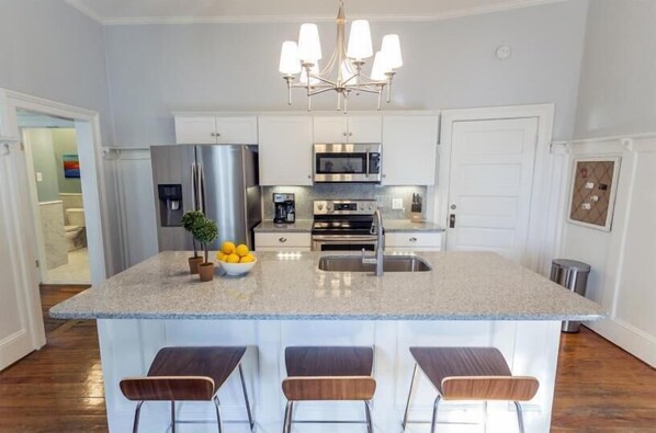 Jääkaappi, mikroaaltouuni, uuni, liesi