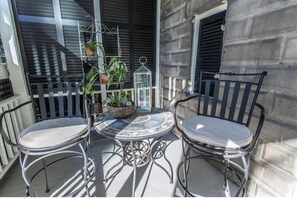 Outdoor dining - Dog Friendly Garden Home on Historic Huntingdon Street by Lucky Savannah (Savannah)