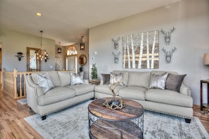 TV, fireplace - The View House- With 360 Views and Close to RMNP Entrance! (Estes Park)