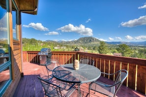 Outdoor dining - The View House- With 360 Views and Close to RMNP Entrance! (Estes Park)