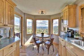 Dining - The View House- With 360 Views and Close to RMNP Entrance! (Estes Park)